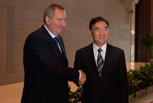 10月18日,中国国务院副总理、中俄总理定期会晤委员会中方主席汪洋在西安与俄罗斯副总理、俄方主席罗戈津举行中俄总理定期会晤委员会第十七次会议,为即将举行的中俄总理第十八次定期会晤做准备。新华社记者 李一博 摄